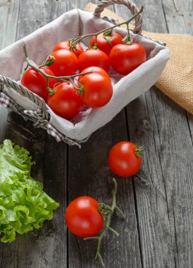 eski gri Wood salata ve domates