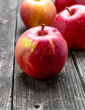 Elmalar ahşap masada.