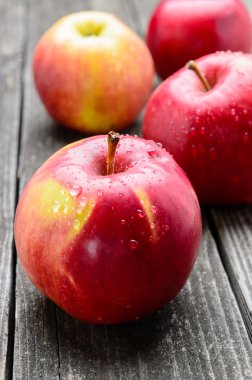 Elmalar ahşap masada.