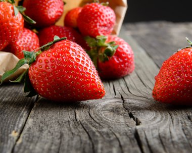 Tahta masadaki çilekler