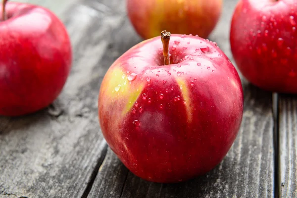 Äpfel auf Holztisch — Stockfoto