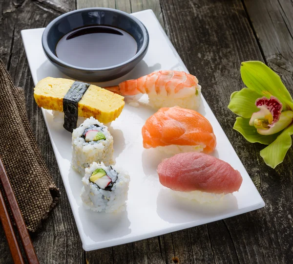Köstliches Sushi-Essen — Stockfoto