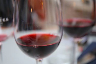 İyi ki masada kırmızı şarap var.