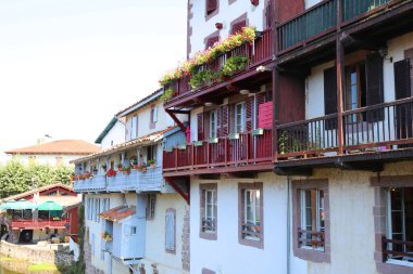 Fransa 'nın Bask ülkesindeki Saint-Jean-Pied-de-port' un büyüleyici küçük köyü.