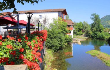 Fransa 'nın Bask ülkesindeki Saint-Jean-Pied-de-port' un büyüleyici küçük köyü.