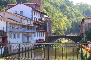 Fransa 'nın Bask ülkesindeki Saint-Jean-Pied-de-port' un büyüleyici küçük köyü.