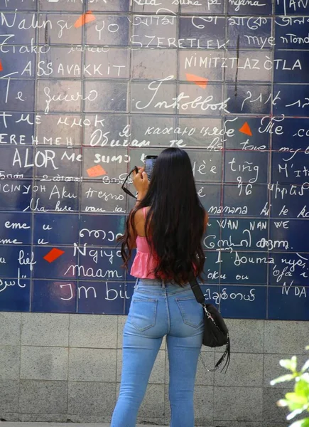 Κορίτσι Από Τον Τοίχο Της Αγάπης Στο Παρίσι — Φωτογραφία Αρχείου
