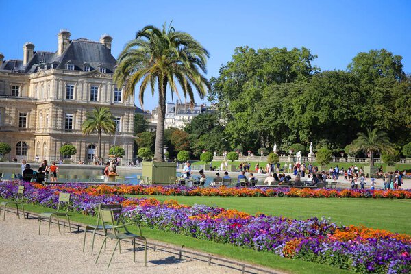 Красивые Люксембургские сады в центре Парижа во Франции