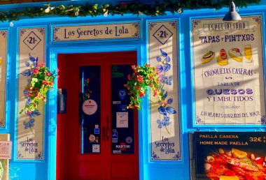 Madrid 'de bir İspanyol restoranına giriş.