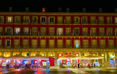 Geceleri İspanya Belediye Başkanının ışıkları