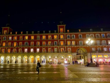 Geceleri İspanya Belediye Başkanının ışıkları