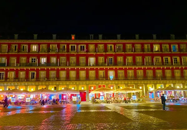 Geceleri İspanya Belediye Başkanının ışıkları