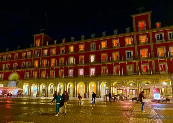 Geceleri İspanya Belediye Başkanının ışıkları