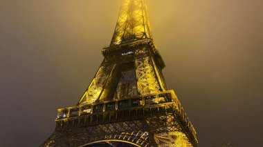 Geceleyin Eiffel Kulesi Yoğun siste