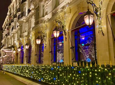 Paris 'teki Noel süslemeleri.