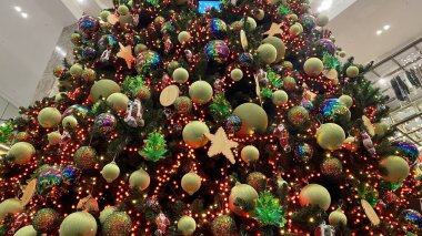 Ampullerle süslenmiş bir Noel ağacı