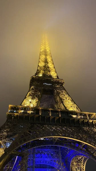 Eiffel Tower Night Thick Fog — Stock Photo, Image