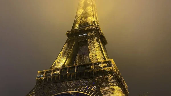 Эйфелева Башня Ночью Густом Тумане — стоковое фото