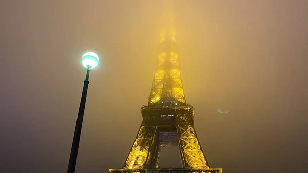Eiffeltoren Bij Nacht Dichte Mist — Stockfoto