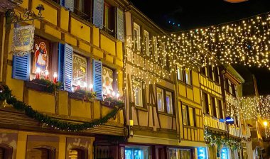 Alsace 'deki Obernai kasabasında Noel süslemeleri var.