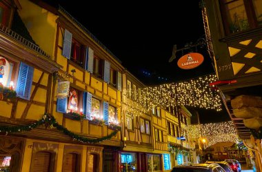 Alsace 'deki Obernai kasabasında Noel süslemeleri var.