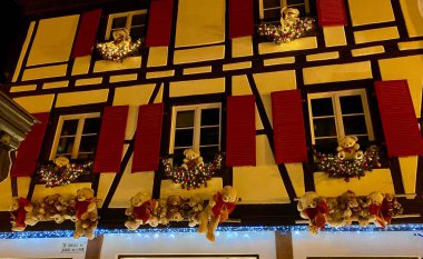 Alsace 'deki Obernai kasabasında Noel süslemeleri var.