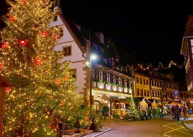 Alsace 'deki Obernai kasabasında Noel süslemeleri var.