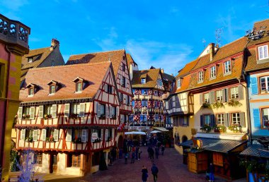 Alsace 'ın Colmar kasabasında güzel Noel süslemeleri