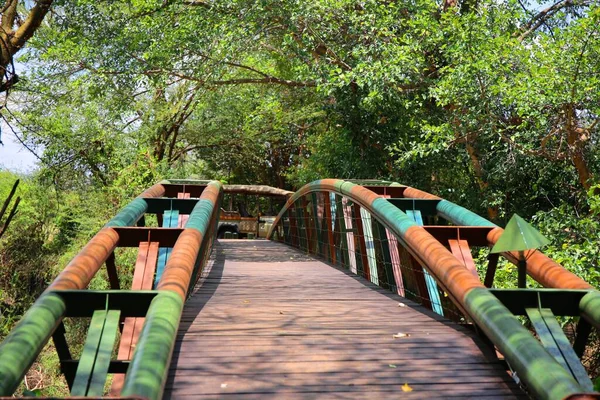 ケニアのマサイ マラ国立公園のマラ川にかかる橋 — ストック写真
