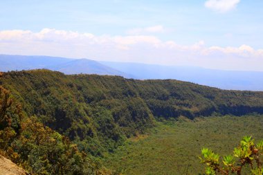 Kenya 'daki Rift Vadisi' ndeki Longonot volkanı kalderası.