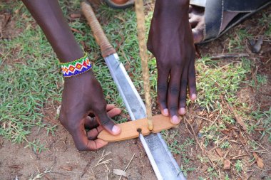 Kenya 'da Maasai yolunu ateşe vermek