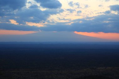 Gün batımında Kilimanjaro Dağı 'nın Panoramik Manzarası