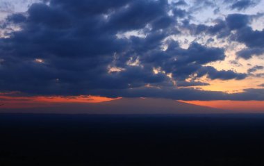 Gün batımında Kilimanjaro Dağı 'nın Panoramik Manzarası