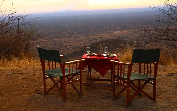 在非洲 浪漫的日光浴者和一杯香槟 — 图库照片