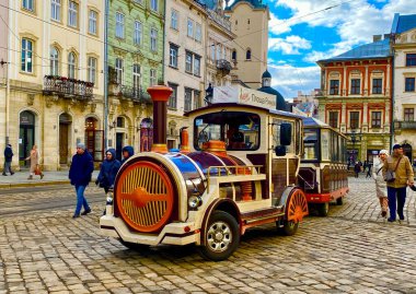 Ukrayna 'nın eski Lviv kasabasında turistik tramvay
