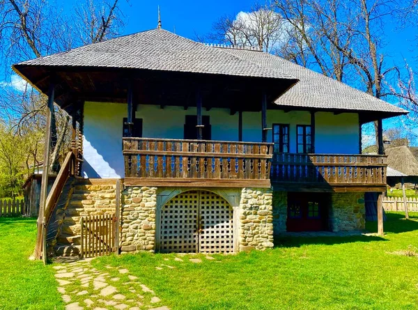 Όμορφη Παραδοσιακή Ρουμανική Σπίτι Στην Ύπαιθρο — Φωτογραφία Αρχείου