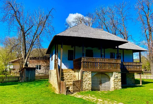 Όμορφη Παραδοσιακή Ρουμανική Σπίτι Στην Ύπαιθρο — Φωτογραφία Αρχείου