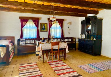 Köken unsurları olan geleneksel bir Romen odası