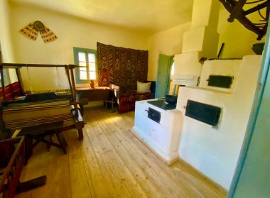 Köken unsurları olan geleneksel bir Romen odası