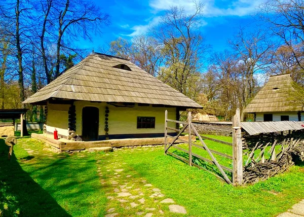 Добре Збережений Традиційний Румунський Дім — стокове фото