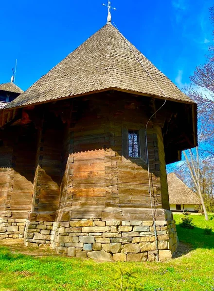 Традиционная Румынская Деревянная Церковь Деревне — стоковое фото