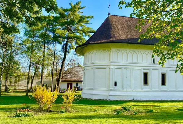 Malý Bílý Kostel Blízkosti Mogosoaia Palace Rumunsku — Stock fotografie