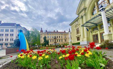 Batı Ukrayna 'nın Chernivtsi şehrindeki Olga Kobylanska Tiyatrosu' nun büyüleyici meydanı.