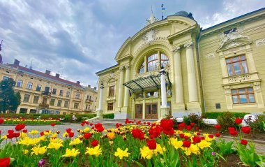 Batı Ukrayna 'nın Chernivtsi şehrindeki Olga Kobylanska Tiyatrosu' nun büyüleyici meydanı.