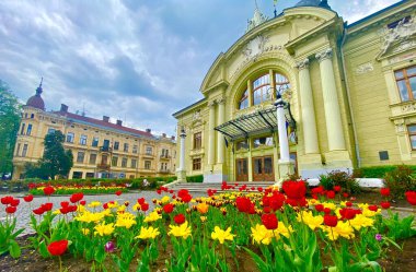 Batı Ukrayna 'nın Chernivtsi şehrindeki Olga Kobylanska Tiyatrosu' nun büyüleyici meydanı.
