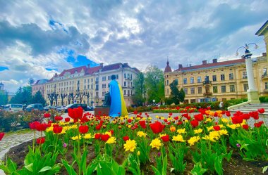 Batı Ukrayna 'nın Chernivtsi şehrindeki Olga Kobylanska Tiyatrosu' nun büyüleyici meydanı.