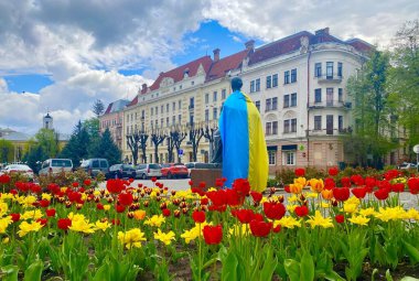 Batı Ukrayna 'nın Chernivtsi şehrindeki Olga Kobylanska Tiyatrosu' nun büyüleyici meydanı.