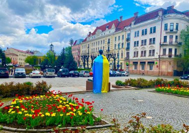 Batı Ukrayna 'nın Chernivtsi şehrindeki Olga Kobylanska Tiyatrosu' nun büyüleyici meydanı.