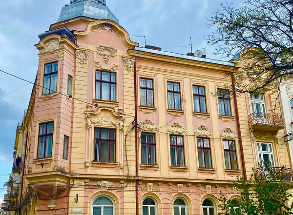 Batı Ukrayna 'nın Chernivtsi şehrindeki güzel mimari