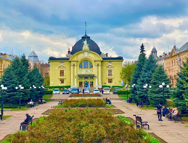 ウクライナ西部のチェルニフツィの劇場広場 — ストック写真